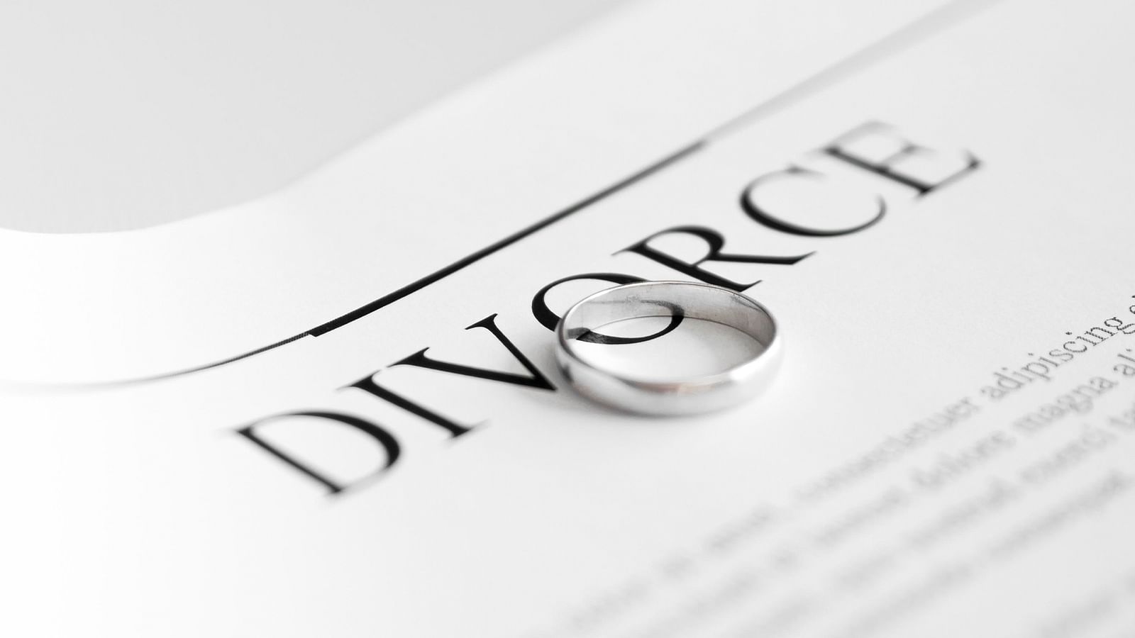 چگونه زن می تواند حق طلاق بگیرد ؟
